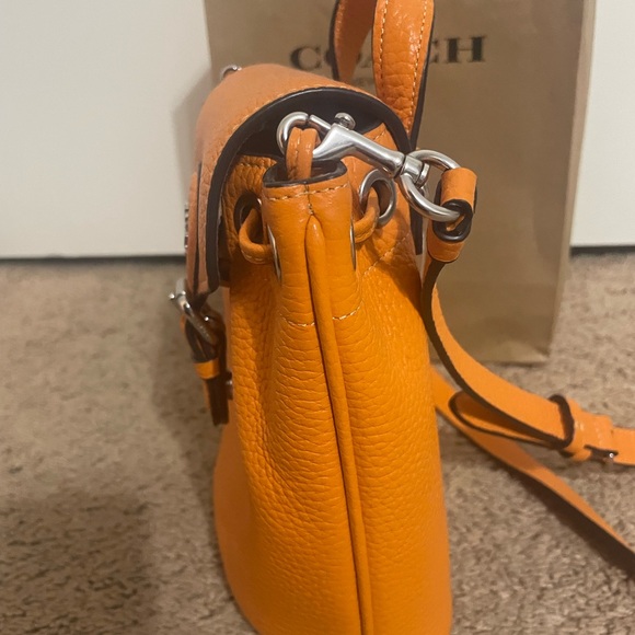 Coach purse that can also be a miniature backpack - Picture 4 of 11